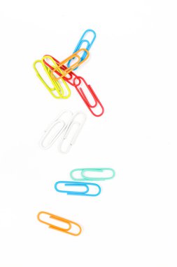 Yaratıcı projeler için beyaz arkaplana saçılmış renkli ataçlar