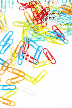 Temiz, beyaz bir arkaplanda izole edilmiş renkli ataç koleksiyonu.