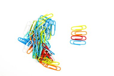 Renkli ataçlar düzgün ve dağınık bir şekilde düzenlenmiş, canlı ve düzenli bir görsel cazibe yaratıyor.