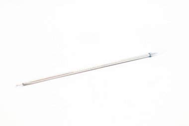 Beyaz arka planda, minimalist ve profesyonel bir kalemin basit ve temiz görüntüsü