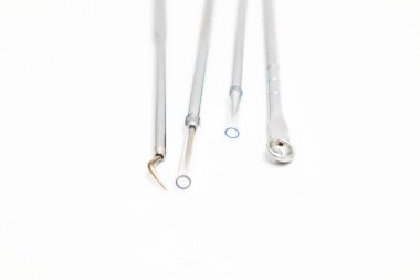 Beyaz arkaplandaki temiz cilt için gelen ekstraktörler