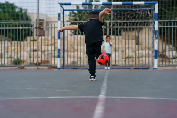 Futbol Topunu Tekmeleyen Çocuğun Arka Görüntüsü Genç Kız Kaleci Futbol — Stok fotoğraf