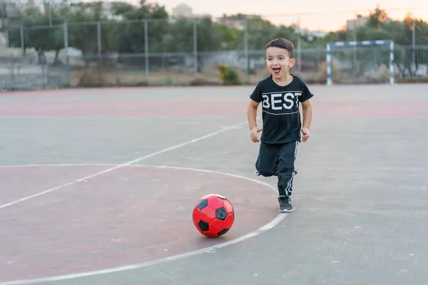 Rapaz Giro Correr Com Bola Criança Chutando Bola Futebol — Fotografia de Stock
