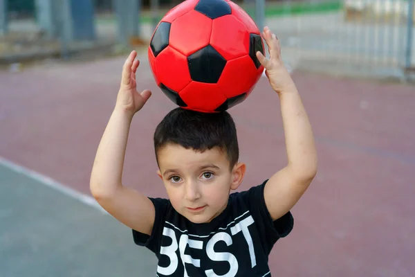 Πορτρέτο Του Μικρού Παιδιού Μπάλα Ποδοσφαίρου — Φωτογραφία Αρχείου