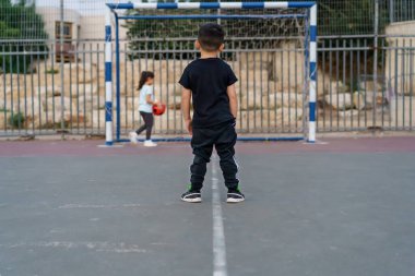 Çocuklar futbol oynuyor. Erkek çocuğuna odaklan.