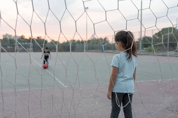 Visão Traseira Criança Goleiro Pronto Para Pegar Suporte Bola Futebol — Fotografia de Stock