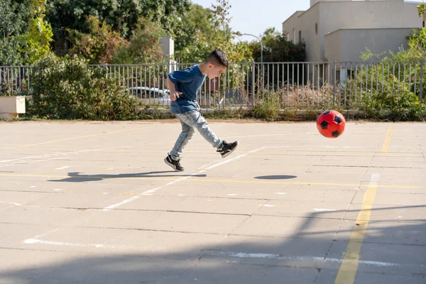 Bola Futebol Infantil Rapaz Bonito Correndo Com Bola Campo Futebol — Fotografia de Stock
