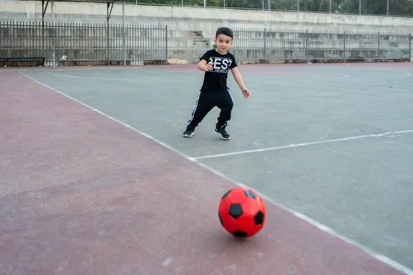 Маленький Хлопчик Грає Футбол Спортивному Майданчику Мила Дитина Біжить Ячем — стокове фото