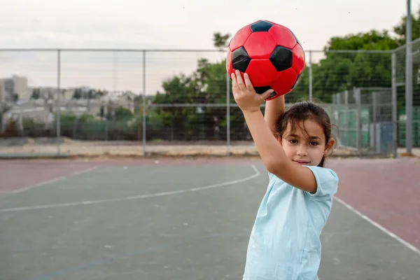 Jovem Menina Confiante Segurando Uma Bola Sobre Cabeça Olhando Para — Fotografia de Stock
