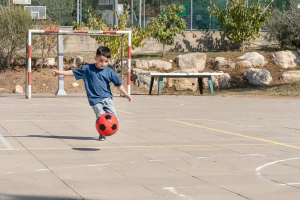 Rapaz Bonito Jogar Futebol Criança Chute Bola Futebol — Fotografia de Stock