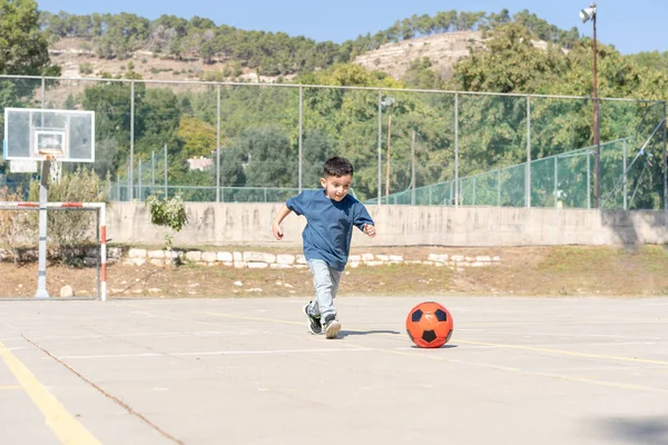 Rapaz Giro Correr Com Bola Criança Brincando Futebol — Fotografia de Stock