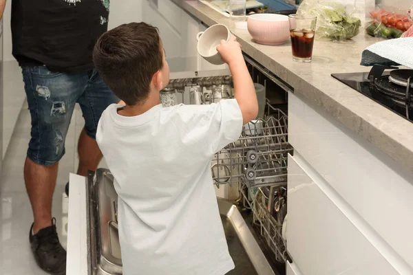 Отец Сын Вместе Загружают Посудомоечную Машину Кухню — стоковое фото