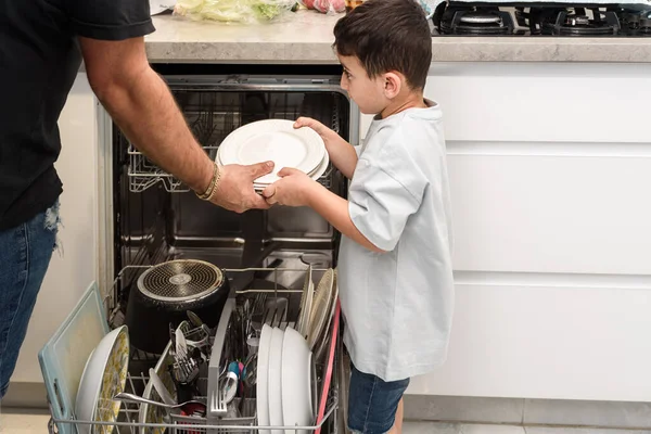 Сын Помогает Отцу Посудомоечной Машиной Концепция Работы — стоковое фото