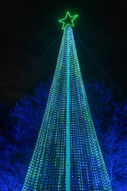 Açık havada Noel Dijital Ağacı. Noel Işık Gösterisi.