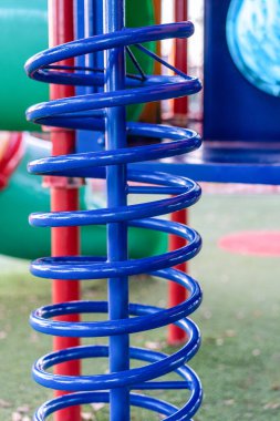 Parktaki renkli çocuk parkı. Sarmal tırmanmak için parktaki boş çocuk parkı.