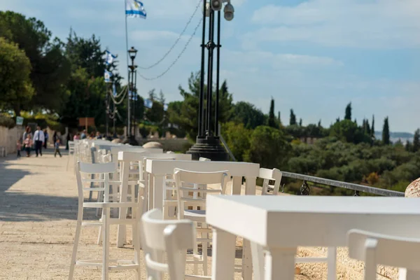 Υπαίθριο Πρωινό Στο Jerusalems Armon Hanatziv Promenade Τραπέζια Και Καρέκλες — Φωτογραφία Αρχείου
