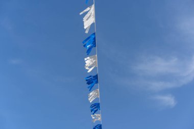 İsrail 'in Bağımsızlık Günü' nde mavi gökyüzü ve beyaz bulutlar arasında dalgalanan mavi ve beyaz bayrak. İsrail kültürü ve kutlamalarıyla ilgili projeler için mükemmel..