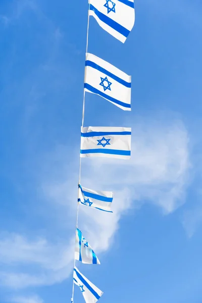 Israel Flag Bunting Fluttering Backdrop Blue Sky White Clouds Independence — Stock Photo, Image