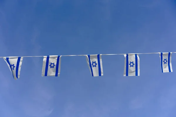 Izrael Zászlója Lobogott Kék Hátterében Fehér Felhőkkel Izrael Függetlenségének Napján Jogdíjmentes Stock Fotók