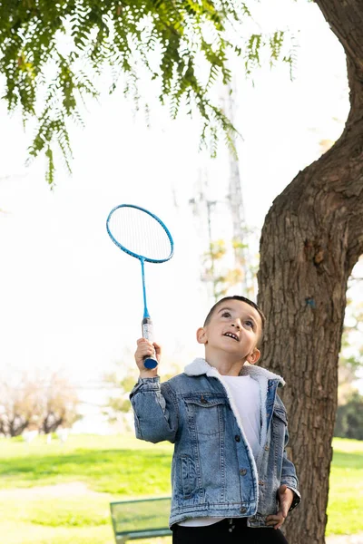 Активный Ребенок Играет Бадминтон Парке Солнечного Города Веселится Ракетой Шеллекоком — стоковое фото