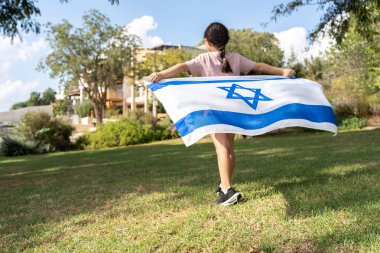 Kibbutz 'da İsrail Bayrağını Neşeli Tutan Kız Çalıştırıyor.