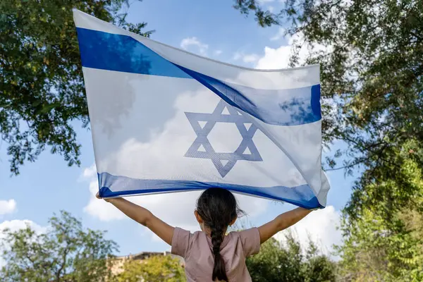 Indietro Vista Sul Bambino Con Bandiera Israeliana Cielo Blu Nuvole Foto Stock