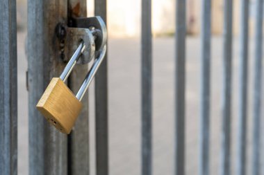 Parlak asma kilide sahip metalik kapı sessiz bir şehir caddesinde Şehir Güvenliğini yakaladı, Korunan Evlerin sinyalini verdi.