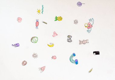 Oyuncu el yapımı pastel boya karalamaları renkli oyuncaklar, şeker, meyve, eğlence sembolleri. Çocuk ürünleri, eğitim malzemeleri, yaratıcı tasarımlar için mükemmel. Arka plan, kırtasiye ve dekor için ideal.