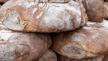 Köy fırınında bir somun zanaatkar kahverengi ekmek üst üste yığılır. Kabuklu dış görünüşü her parçanın arkasındaki ustalığı ortaya koyuyor. Pişirmedeki sıcaklığı ve geleneği somutlaştırıyor..
