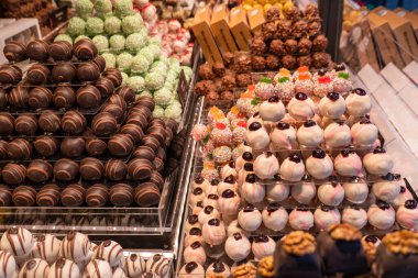 Çeşitli tat ve dokularda el yapımı çikolata ve şekerlemelerin nefis bir gösterisi. Yemek seyahati, hoşgörü ve mutfak keşfi gibi konular için mükemmel..