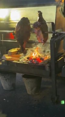 Prag pazarında odun ateşinde kızaran geleneksel bir Çek domuz budu. Gıda seyahatinin ve otantik yerel mutfağın özünü yakalar..