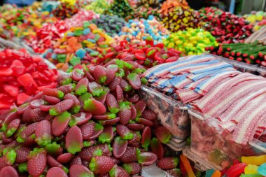 FDA tüzüğünde yakında yasaklanacak canlı yapay boyaları gösteren renkli şekerlerin bir çeşitliliği. Temiz etiket ve doğal gıda eğilimleri için harika bir görsel.