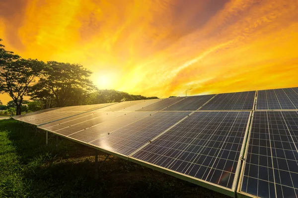太陽電池モジュール劇的な日没の空の背景に太陽光発電所 クリーン代替電力エネルギーコンセプト — ストック写真