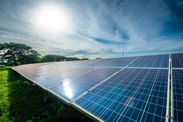 Painel Energia Solar Fotovoltaica Dramático Pôr Sol Fundo Céu Azul — Fotografia de Stock