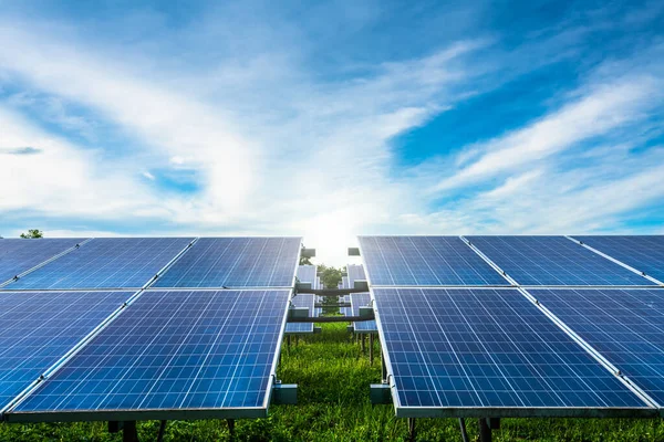 光伏太阳能电池板在戏剧性日落蓝天背景 绿色清洁替代能源的概念 — 图库照片