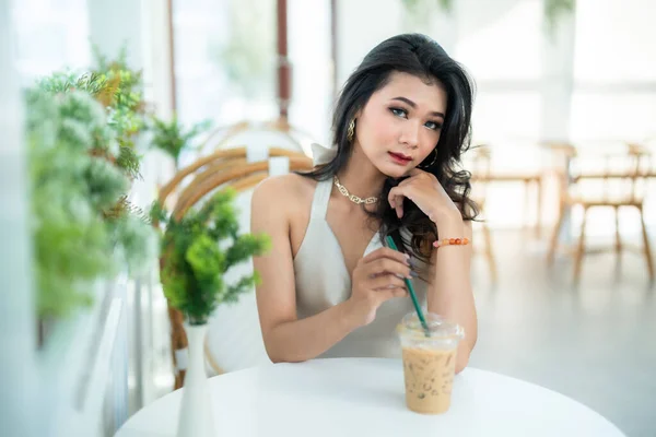 아름다운 아시아인 프리랜서 사람들은 여름에 샵에서 소매없는 드레스와 커피를 모델을 — 스톡 사진