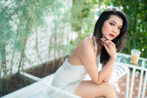 아름다운 아시아인 프리랜서 사람들은 여름에 샵에서 소매없는 드레스와 커피를 모델을 — 스톡 사진
