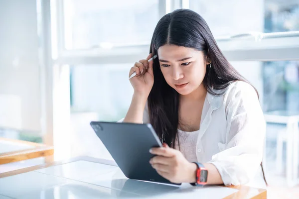 Asiatiska Frilansande Människor Företag Kvinnlig Bär Smartwatch Prata Gör Med — Stockfoto