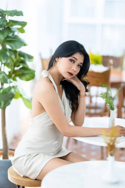 ポートレート美しいアジアのフリーランス成功の人々ビジネス女性ファッションモデルで夏の白いノースリーブドレスとコーヒーカップでコーヒーショップ — ストック写真
