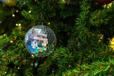 Mutlu Noel 'ler, renkli baloları, hediye kutularını ve Noel arkaplanındaki yeşil Noel ağacı dekorasyonunu Noel ve yeni yıl boyunca kutlayın..