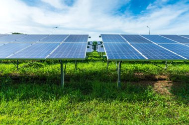 Fotovoltaik güneş enerjisi paneli dramatik gün batımı mavi gökyüzü arkaplanı, yeşil temiz Alternatif enerji kavramı.