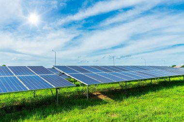 Fotovoltaik güneş enerjisi paneli dramatik gün batımı mavi gökyüzü arkaplanı, yeşil temiz Alternatif enerji kavramı.