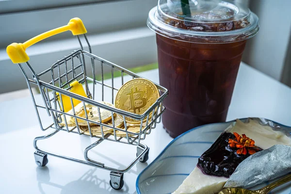 Närbild Golden Bitcoins Eller Cryptocurrency Mynt Eller Symboler Kundvagn Och — Stockfoto