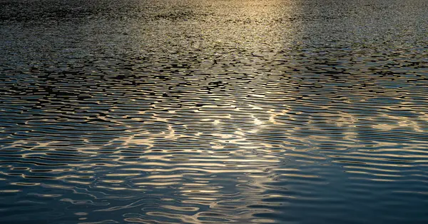 Schön Reflektiert Die Sonnenstrahlen Die Auf Die Wasseroberfläche Treffen — Stockfoto