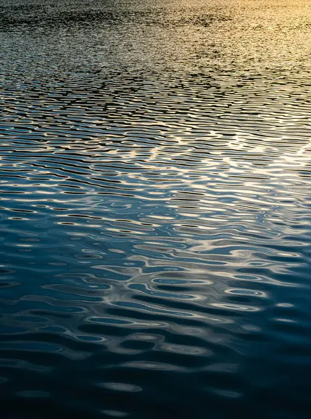 Beautiful Reflected Sun Rays Hitting Water Surface River — Stock Photo, Image