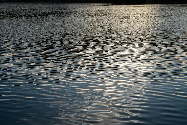 Солнечные Дожди Бьют Водной Глади Реки — стоковое фото