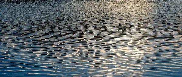 Beautiful Reflected Sun Rays Hitting Water Surface River — Stock Photo, Image