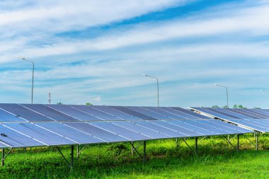 Fotovoltaik güneş enerjisi paneli dramatik gün batımı mavi gökyüzü arkaplanı, yeşil temiz Alternatif enerji kavramı.