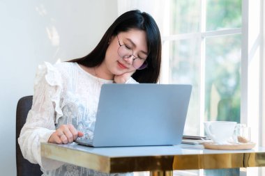 Asyalı serbest çalışanların rahatlığı kutlu olsun. İş kadınlarının günlük işleri. Laptop bilgisayarı, kahve fincanı ve akıllı telefonlar, arka plan, iletişim kavramı.