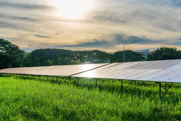 Photovoltaik Module Solarkraftwerk Auf Dramatischem Sonnenuntergang Himmel Hintergrund Saubere Alternative — Stockfoto